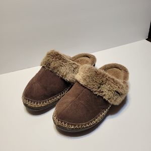 Womens faux fur lined isotoner slides/ slip on shoes. Brown. Size 6.5-7